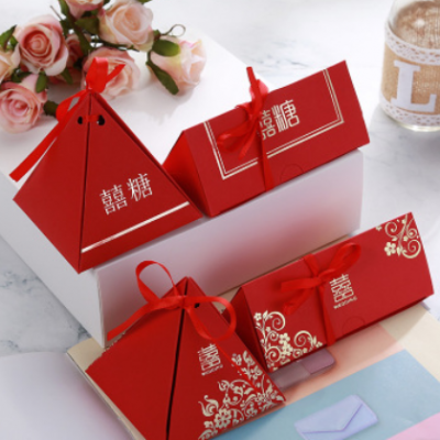 2019礼盒中卡纸结婚创意红色国风喜宴随手礼三角喜糖盒礼盒糖果盒