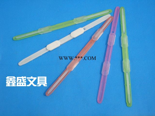 深圳鑫盛文具专业生产塑料蛇夹,原子夹,手推夹,挂历配件