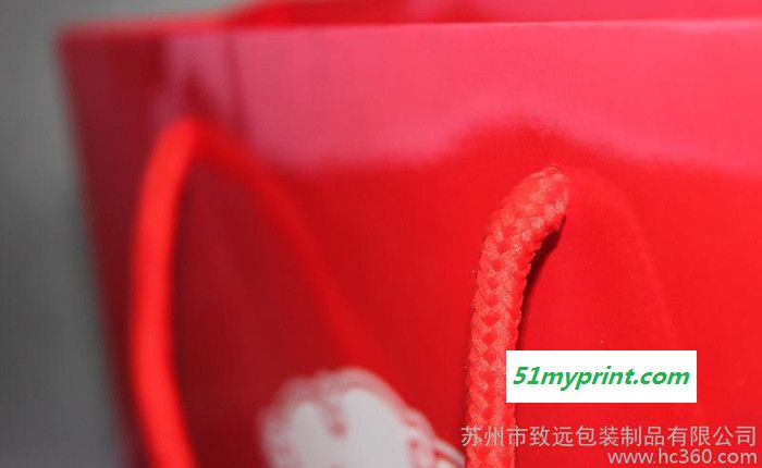 红色卡纸袋覆亮膜，加烫金，PP绳，可根据客户需求定制纸袋